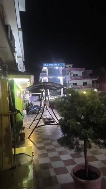अभी-अभी बर्दीबास नेपाल में पहुंचे हैं गौतम होटल बैठहरे हुए