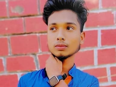 जमुई: गिद्धेश्वर मोड़ के पास अज्ञात वाहन की ट^क्क^र से बाइक सवार युवक की हुई मौ^/त, परिजन में मचा कोहराम
ख़ैरा- गरही मुख्य मार्ग पर गिद्धेश्वर मोड़ के पास शनिवार की शाम 4:00 बजे अज्ञात वाहन की ट^क्क^र से बाइक सवार एक युवक गंभीर रूप से घा^य^ल हो गया। दुर्घटना के बाद स्थानीय लोगों की मदद से परिजन द्वारा घायल युवक को सदर अस्पताल लाया गया, जहां जांच के बाद डॉक्टर ने मृ^/त घोषित कर दिया। मृ^त^क युवक की पहचान नवडीहा गांव निवासी सुबोध मांझी के पुत्र मोहित मांझी के रूप में हुई है।
बताया जाता मोहित मांझी गांव के ही बसु मांझी की बेटी की शादी में गिद्धेश्वर मंदिर गया था।
शादी समारोह के दौरान वह अपने एक दोस्त की बाइक से गिद्धेश्वर बाजार खाने-पीने का सामान लेने गया था। सामान लेकर वापस लौटने के दौरान गिद्धेश्वर मोड़ के पास तेज रफ्तार अज्ञात वाहन ने उसकी मोटरसाइकिल में जोरदार ट^क्क^र मार दी। दुर्घटना इतनी भी^ष,,^ण थी कि बाइक बुरी तरह क्षतिग्रस्त हो गई और मोहित मांझी गं^भी^र रूप से घा^य^ल हो गया, जिसे सदर अस्पताल लाने के दौरान रास्ते में ही उसकी मौ^त हो गई और डाक्टर ने भी जांच के बाद मृत घोषित कर दिया। मोहित मांझी की मौत के बाद पूरे परिवार में कोहराम मच गया। परिजन का रोरो कर बुरा हाल होने लगा।