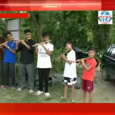 গ্ৰীষ্মবন্ধত বিনামূলীয়া বাঁহীবাদন শিকিছে একাংশ ছাত্ৰই
গ্ৰীষ্মবন্ধ বুলিলেই অফুৰন্ত সময় বিদ্যালয়ৰ ছাত্ৰ-ছাত্ৰী সকলৰ মাজত। সেয়ে অভিনয়, সংগীত, নৃত্য কৰ্মশালাৰ বিপৰীতে গহপুৰৰ একাংশ ছাত্ৰই বাঁহীবাদন শিকিছে।
📌
এই বিনামূলীয়া বাঁহীবাদন কৰ্মশালা যোৱা ৭ জুলাইৰ পৰা আৰম্ভ কৰিছে গহপুৰৰ বিশিষ্ট বাঁহীবাদক ধীৰাজ বৰাই । বাঁহীবাদনৰ প্ৰতি আগ্ৰহী ২০ জন ছাত্ৰই এই কৰ্মশালাত অংশগ্ৰহণ কৰিছে ।
📌মাহটোৰ শেষলৈকে অনুষ্ঠিত হ'বলগীয়া এই কৰ্মশালাত বাঁহী এটা কিনিবলৈ সামৰ্থ্য নথকা ছাত্ৰক বাঁহী কিনি দি হ'লেও প্ৰশিক্ষণ দিছে বৰাই।
📌উল্লেখ্য যে প্ৰয়াত বিশিষ্ট বাঁহীবাদক দীপক শৰ্মাৰ ছাত্ৰ আছিল ধীৰাজ বৰা।
#public #friends #highlights #news #viral #reels #everyone #facebook