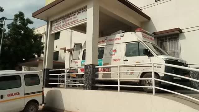 फतेहपुर के सरदारपुरा निवासी 34 वर्षीय भवानी सिंह पुत्र उम्मेद सिंह की सालासर नेशनल हाईवे पर अज्ञात वाहन की टक्कर में गंभीर रूप से घायल हो गए। हादसे की सूचना पर 108 एंबुलेंस मौके पर पहुंची और उन्हें राजकीय उपजिला अस्पताल फतेहपुर लेकर आई। यहां चिकित्सकों ने जांच के बाद उन्हें मृत घोषित कर दिया। शव को अस्पताल की मोर्चरी में रखवाया है। #follower #instagood #reelstrending #fatehpur