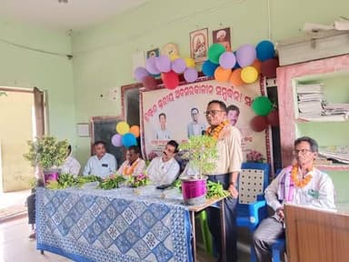 ବହିରା କ୍ଲଷ୍ଟର ସ୍ତରୀୟ ଅବସର କାଳୀନ ସମ୍ବର୍ଦ୍ଧନା ସଭା ଅନୁଷ୍ଠିତ l
ବୌଦ୍ଧ ଜିଲ୍ଲା ସଦର ବ୍ଲକ ବହିରା ୟୁଜିଏମଇ ସ୍କୁଲ ଠାରେ କ୍ଲଷ୍ଟର ସ୍ତରୀୟ ତିନି ଜଣ ଶିକ୍ଷକଙ୍କ ଅବସରକାଳୀନ ବିଦାୟ ସମ୍ବର୍ଦ୍ଧନା ସଭା ଅନୁଷ୍ଠିତ ହୋଇଥିଲା l ଏଥିରେ ବହିରା କ୍ଲଷ୍ଟର ସି ଆର ସି ସି ତୋଶୋଣ କୁମାର ମହାକୁଳ ସଭାପତିତ୍ୱ କରିଥିବାବେଳେ ସହକାରୀ ଶିକ୍ଷକ ହିମାଂଶୁ ଶେଖର ବିଶି ଅତିଥି ମାନଙ୍କୁ ସ୍ୱାଗତ ସହିତ ପରିଚୟ ପ୍ରଦାନ କରିଥିଲେ l ଅତିଥି ଭାବେ ବୌଦ୍ଧ ଅତିରିକ୍ତ ଗୋଷ୍ଠୀ ଶିକ୍ଷା ଅଧିକାରୀ ପ୍ରବୀଣ କୁମାର ରଥ,ପୂର୍ବତନ ପ୍ରଧାନ ଶିକ୍ଷକ ସୁଦାମ ଶେଖର ପୁରୋହିତ ଓ ପୂର୍ବତନ ସିଆରସିସି ଶଙ୍କର୍ଷଣ ହାତୀ ଯୋଗଦେଇ ବିଦାୟୀ ଶିକ୍ଷକ ଗଣ୍ଡାରାମ ସାହୁ,ହାଡିବନ୍ଧୁ ସାହୁ ଓ ବାବୁଲାଲ ବଘାରଙ୍କୁ ଉତ୍ତରୀୟ, ପୁଷ୍ପଗୁଛ ଦେଇ ସମ୍ବର୍ଦ୍ଧିତ କରିଥିଲେ l ଉପସ୍ଥିତ ବହିରା କ୍ଲଷ୍ଟରର ସମସ୍ତ ଶିକ୍ଷକ ଓ ଶିକ୍ଷୟିତ୍ରୀ ମାନେ ଆୟୋଜନରେ ସହଯୋଗ କରିବା ସହିତ ବିଦାୟୀ ଶିକ୍ଷକ ମାନଙ୍କ ଅବସର ଜୀବନ ସୁଖମୟ କାମନା କରିଥିଲେ l ଶେଷରେ ଶିକ୍ଷକ ଗିରିଶ ଚନ୍ଦ୍ର ମହାକୁଳ ଧନ୍ୟବାଦ ଅର୍ପଣ କରିଥିଲେ l
