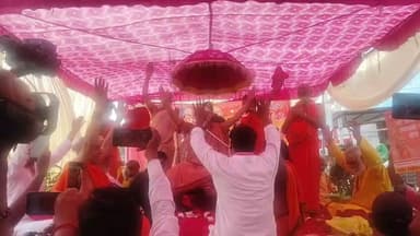 रायबरेली में शंकराचार्य की 'गविष्ठ यात्रा' में गूंजी गौ-रक्षा की आवाज
गुलाबी गैंग लोकतांत्रिक अध्यक्ष हेमलता पटेल ने गौमाता को 'राष्ट्रमाता' घोषित करने की मांग दोहराई
हजारों श्रद्धालुओं की मौजूदगी में मंच से रखा अपना पक्ष, गौधाम निर्माण के संकल्प की भी चर्चा
✒️रिपोर्ट नागेंद्र पांडये
रायबरेली/फतेहपुर। जगद्गुरु शंकराचार्य स्वामी अविमुक्तेश्वरानंद सरस्वती जी महाराज के नेतृत्व में आयोजित 'गविष्ठ यात्रा' के रायबरेली आगमन के दौरान आयोजित कार्यक्रम में गुलाबी गैंग लोकतांत्रिक की अध्यक्ष एवं फतेहपुर की पूर्व विधानसभा प्रत्याशी हेमलता पटेल ने मंच से गौ-संरक्षण और गौमाता को 'राष्ट्रमाता' का दर्जा दिए जाने की मांग दोहराई। कार्यक्रम में बड़ी संख्या में श्रद्धालु और सनातन धर्म से जुड़े लोग मौजूद रहे।
रायबरेली/फतेहपुर। प्रदेशव्यापी 'गविष्ठ यात्रा' के तहत रायबरेली में आयोजित धार्मिक एवं जनसभा कार्यक्रम में उस समय विशेष उत्साह देखने को मिला, जब गुलाबी गैंग लोकतांत्रिक की अध्यक्ष हेमलता पटेल ने मंच से गौ-रक्षा और गौ-संवर्धन के मुद्दे पर अपना संबोधन दिया।
आयोजकों के अनुसार, यात्रा रायबरेली जनपद के ऊंचाहार, जगतपुर, डलमऊ, सरेनी और रायबरेली सदर सहित विभिन्न क्षेत्रों से होकर गुजरी, जहां श्रद्धालुओं ने यात्रा का स्वागत किया।
मुख्य कार्यक्रम के दौरान हेमलता पटेल ने कहा कि गौ-संरक्षण भारतीय संस्कृति और परंपरा का महत्वपूर्ण विषय है। उन्होंने मंच से गौमाता को 'राष्ट्रमाता' का संवैधानिक दर्जा दिए जाने की मांग दोहराते हुए कहा कि इस उद्देश्य को लेकर उनका अभियान आगे भी जारी रहेगा।
उन्होंने यह भी कहा कि उन्हें पूर्व में गौधाम निर्माण की जो जिम्मेदारी सौंपी गई थी, उसे पूरा करने के लिए वह निरंतर प्रयासरत हैं। अपने संबोधन के दौरान उन्होंने "गौमाता को सम्मान दो, राष्ट्रमाता का स्थान दो" का नारा भी दिया।
कार्यक्रम में उपस्थित श्रद्धालुओं ने उनके संबोधन का स्वागत किया। आयोजकों के अनुसार, शंकराचार्य स्वामी अविमुक्तेश्वरानंद सरस्वती जी महाराज ने भी हेमलता पटेल के प्रयासों की सराहना करते हुए उन्हें आशीर्वाद प्रदान किया।
यह कार्यक्रम धार्मिक आस्था और गौ-संरक्षण से जुड़े विचारों को लेकर आयोजित किया गया था। गौमाता को 'राष्ट्रमाता' का दर्जा दिए जाने की मांग एक सार्वजनिक और वैचारिक आग्रह है। इस विषय पर किसी भी प्रकार का निर्णय संबंधित संवैधानिक और विधायी प्रक्रिया के माध्यम से ही संभव होगा।
🟥 ND NEWS | दैनिक निष्पक्ष धारा की अपील
एनडी न्यूज़ एवं दैनिक निष्पक्ष धारा सभी नागरिकों से अपील करता है कि सामाजिक, धार्मिक एवं वैचारिक विषयों पर शांतिपूर्ण, लोकतांत्रिक और संवैधानिक तरीकों से अपने विचार रखें। समाज में सौहार्द, कानून का सम्मान और संवाद की परंपरा ही लोकतंत्र की सबसे बड़ी शक्ति है।
जनहित में सुझाव
धार्मिक आयोजनों में शांति एवं अनुशासन बनाए रखें।
सामाजिक मुद्दों पर लोकतांत्रिक और संवैधानिक तरीके से अपनी बात रखें।
अफवाहों और भ्रामक सूचनाओं से बचें।
समाज में सद्भाव और आपसी सम्मान बनाए रखने में सहयोग करें।
👇👇
#NDNews #दैनिकनिष्पक्षधारा #Fatehpur #Raebareli #GavisthaYatra #HemlataPatel #GulabiGangLoktantrik #GauSanrakshan #Sanatan #UttarPradesh
👇👇👇
@dgpup
@RSSorg
@UPGovt
@RSSgeet
@wpl1090
@Uppolice
@MIB_India
@PMOIndia
@HMOIndia
@VHPDigital
@InfoDeptUP
@myogioffice
@homeupgov
@CMOUP_RC
@CMOfficeUP
@ChiefSecyUP
@ChiefSecyUP
@MahantYogiG
@UpPolicemitra
@BajrangDalOrg
@UPPViralCheck
@rashtrapatibhvn
@112UttarPradesh
@UPMahilakalyan
@myogiadityanath
👇👇
🟥 ND NEWS | दैनिक निष्पक्ष धारा
मुख्य संपादक / संस्थापक: राजन सिंह हाड़ा
सह-संपादक: शालिनी सिंह भदौरिया
✒️ रिपोर्ट: सहयोगी शिवा गुप्ता के साथ जिला ब्यूरो अजय श्रीवास्तव
📍 कार्यालय-3: U158, हीरा स्वीट्स के पास, विकास मार्ग, लक्ष्मी नगर, पूर्वी दिल्ली, पिन कोड – 110092 (NCR)
📍 कार्यालय-2: विधानसभा रोड, बर्लिंगटन चौराहा, लखनऊ – 226001 (UP)
📍 कार्यालय-1: 1/1 अटल बिहारी चौराहा, नियर बर्मा चौराहा, फतेहपुर – 212601 (UP)
📅 दिनांक: 12 जुलाई 2026
📆 दिन: रविवार
📧 Email: ndnewschannel@gmail.com
📞 मोबाइल: 9696119696