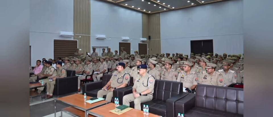 श्रावण मास और कांवड़ यात्रा को लेकर बरेली पुलिस अलर्ट, हर कांवड़ जत्थे के साथ रहेगा पुलिसकर्मी
एसएसपी अनुराग आर्य ने देर रात समीक्षा बैठक कर अधिकारियों को दिए विस्तृत दिशा-निर्देश
रिपोर्ट अवधेश शर्मा
बरेली। आगामी श्रावण मास और कांवड़ यात्रा को शांतिपूर्ण, सुरक्षित एवं सुव्यवस्थित ढंग से संपन्न कराने के लिए वरिष्ठ पुलिस अधीक्षक अनुराग आर्य ने रिजर्व पुलिस लाइन स्थित रविंद्रालय सभागार में जनपद के पुलिस अधिकारियों के साथ देर रात समीक्षा बैठक की। बैठक में सुरक्षा व्यवस्था, यातायात प्रबंधन, श्रद्धालुओं की सुविधा तथा कानून-व्यवस्था को लेकर विस्तृत रणनीति तैयार की गई।
एसएसपी ने बताया कि इस वर्ष नवाचार के रूप में जनपद के प्रत्येक थाने में कांवड़ सेल का गठन किया गया है। इसमें दो उपनिरीक्षक, दो मुख्य आरक्षी और दो मुंशी तैनात किए गए हैं। साथ ही प्रत्येक कांवड़ जत्थे के साथ एक पुलिसकर्मी को नोडल अधिकारी के रूप में नियुक्त किया जाएगा, ताकि कोई भी जत्था बिना पुलिस निगरानी के न रहे।
बैठक में निर्णय लिया गया कि 10 से 20 जुलाई तक विभिन्न वर्गों, जिनमें पीस कमेटी, धर्मगुरु, व्यापार मंडल, ग्राम प्रधान, मीडिया, डीजे संचालक, होटल-ढाबा संचालक, पेट्रोल पंप संचालक, कांवड़ समितियां और अन्य संबंधित लोगों के साथ संवाद कार्यक्रम आयोजित किए जाएंगे। वहीं 17 से 19 जुलाई तक प्रत्येक सर्किल में समन्वय गोष्ठियां आयोजित कर सभी विभागों के बीच बेहतर तालमेल सुनिश्चित किया जाएगा।
एसएसपी ने निर्देश दिए कि कांवड़ मार्गों का भौतिक निरीक्षण कर सड़क, बिजली, प्रकाश व्यवस्था, सीसीटीवी कैमरे, बैरिकेडिंग और सुरक्षा संबंधी सभी व्यवस्थाएं समय रहते पूरी कर ली जाएं। संवेदनशील एवं अंतरजनपदीय सीमाओं पर अस्थायी पुलिस चौकियां स्थापित की जाएंगी, जिन्हें वायरलेस, फर्स्ट एड बॉक्स और अन्य आवश्यक संसाधनों से लैस रखा जाएगा।
उन्होंने रेलवे ट्रैक, डिवाइडर कट, झूलते बिजली के तार और ट्रांसफार्मरों जैसे संवेदनशील स्थानों को चिन्हित कर विशेष सुरक्षा व्यवस्था करने के निर्देश दिए। ग्रामीण क्षेत्रों में जहां प्रकाश व्यवस्था नहीं है, वहां संबंधित विभागों के सहयोग से रोशनी की व्यवस्था कराई जाएगी।
एसएसपी ने कहा कि कांवड़ मार्गों पर पुलिस बाइक मोबाइल, डायल-112 पीआरवी और आधुनिक कैमरों से लैस पुलिस वाहन 24 घंटे सक्रिय रहेंगे। प्रत्येक पुलिस वाहन में फर्स्ट एड किट उपलब्ध रहेगी। कांवड़ मार्गों पर पुलिस हेल्पलाइन नंबर भी प्रमुख स्थानों पर प्रदर्शित किए जाएंगे।
सोशल मीडिया पर विशेष निगरानी रखने, भ्रामक एवं भड़काऊ पोस्ट करने वालों के विरुद्ध तत्काल कार्रवाई करने तथा डीजे संचालकों को निर्धारित मानकों के अनुसार ही ध्वनि एवं वाहन का उपयोग करने के निर्देश भी दिए गए।
बैठक में यह भी तय किया गया कि कांवड़ सेवा शिविर सुरक्षित स्थानों पर लगाए जाएंगे तथा वहां सीसीटीवी कैमरे और प्राथमिक उपचार की व्यवस्था अनिवार्य होगी। एंबुलेंस, फायर सर्विस और चिकित्सा सहायता की उपलब्धता भी सुनिश्चित की जाएगी।
बैठक में पुलिस अधीक्षक नगर, पुलिस अधीक्षक दक्षिणी, अपर पुलिस अधीक्षक उत्तरी, अपर पुलिस अधीक्षक यातायात, सीओ इंटेलिजेंस, यूपी-112 प्रभारी, कांवड़ सेल प्रभारी, यातायात निरीक्षक सहित सभी क्षेत्राधिकारी, थाना प्रभारी एवं संबंधित अधिकारी उपस्थित रहे।
#bareillypolice
#SSPbareilly
#bareillyNewsLive
#viral