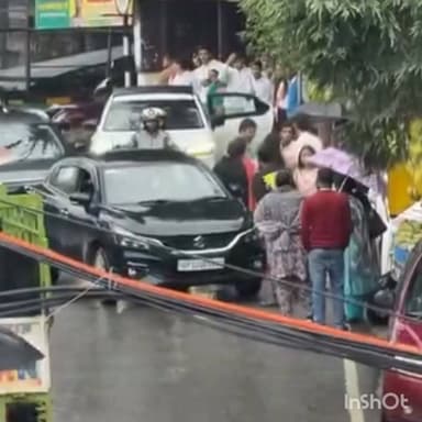 राजधानी शिमला के BCS में मामूली कहासुनी के बाद दो युवक आपस में भिड़े
शिमला के BCS क्षेत्र में को दो युवकों के बीच मामूली कहासुनी के बाद हाथापाई हो गई। मौके पर मौजूद लोगों ने तुरंत बीच-बचाव कर दोनों को अलग किया, जिससे मामला आगे नहीं बढ़ा।
प्रत्यक्षदर्शियों के अनुसार, घटना में एक UP नंबर की गाड़ी और दूसरी स्थानीय टैक्सी शामिल थी। फिलहाल किसी के गंभीर रूप से घायल होने की सूचना नहीं है।
यदि पुलिस की ओर से कोई आधिकारिक जानकारी या शिकायत सामने आती है, तो उसके अनुसार खबर को अपडेट किया जाएगा।
#Shimla #BCS #ShimlaNews #HimachalPradesh # himachalaaj#