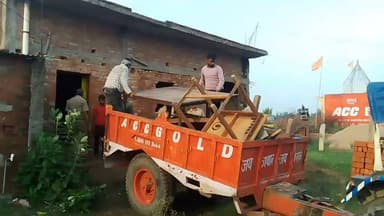 बांदा अपनी मां व छोटे भाई की गोली मारकर हत्या करने वाले फरार अभियुक्त के मकान की पुलिस ने की कुर्की
#highlightseveryonefollowers
