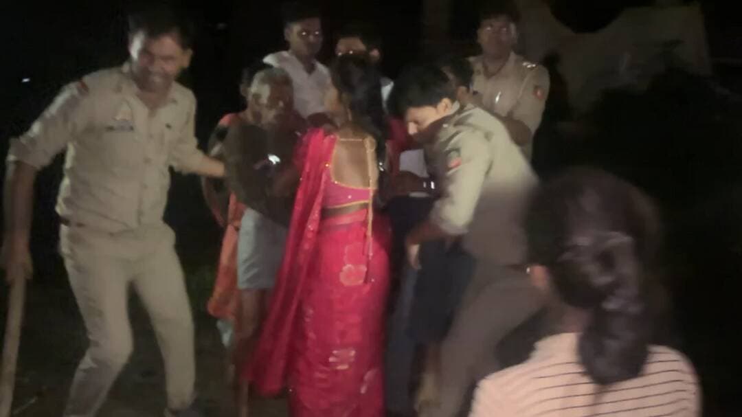 वन विभाग के लोगों द्वारा रात 8:00 pm दरवाज़े पर खडा ट्रैक्टर जबरन खींचकर ले जाने की कोशिश मे महिलाओ के साथ बदसलूकीऔर पुरुष के साथ मर पीट करते वनकर्मी