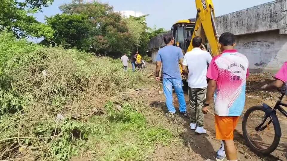 हजारीबाग स्टेडियम (कर्जन ग्राउंड) में महापौर की पहल पर साफ-सफाई का कार्य जारी है। मैदान को स्वच्छ और व्यवस्थित बनाने के लिए विशेष अभियान चलाया जा रहा है।
📍 जुड़े रहिए हमारे Facebook Live के साथ और देखिए ग्राउंड से हर अपडेट।
#Hazaribagh #HazaribaghStadium #CurzonGround #Mayor #CleanHazaribagh #SwachhBharat #CleanCity #Jharkhand #Live #FacebookLive #BreakingNews #HazaribaghNews #NewsUpdate #GroundCleaning #SwachhataAbhiyan