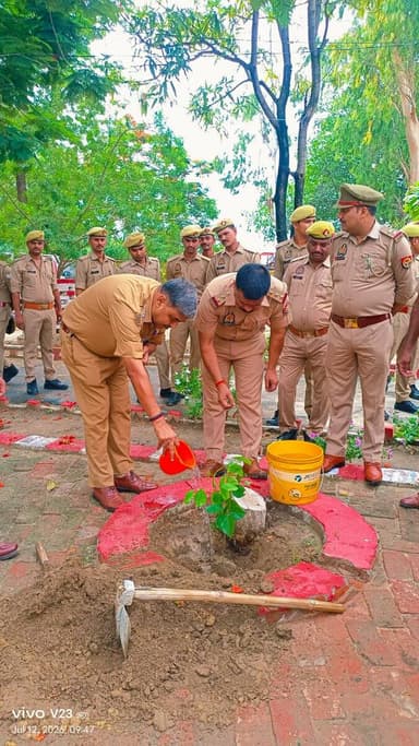 #BalrampurPolice
थाना ललिया परिसर में #COLaliya की उपस्थिति में वृहद वृक्षारोपण कार्यक्रम का आयोजन किया गया। कार्यक्रम के दौरान विभिन्न प्रजातियों के पौधों का रोपण कर पर्यावरण संरक्षण एवं हरित वातावरण बनाए रखने का संदेश दिया गया। https://t.co/NXa7jzwfzg