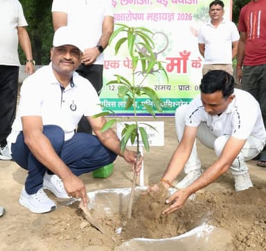 #एक_पेड़_माँ_के_नाम
पुलिस आयुक्त महोदय, कमिश्नरेट गाजियाबाद के नेतृत्व में रिजर्व पुलिस लाइन्स में पुलिस अधिकारियों के साथ 'वृक्षारोपण महायज्ञ-2026' के अंतर्गत वृहद स्तर पर वृक्षारोपण किया गया।
पर्यावरण संरक्षण एवं हरित भविष्य के संकल्प को साकार करने हेतु इस अभियान के तहत #GhaziabadPolice द्वारा प्रत्येक पुलिस कार्यालय एवं थाने में भी वृक्षारोपण किया जा रहा है, जिससे अधिक से अधिक हरित क्षेत्र विकसित कर पर्यावरण संरक्षण के प्रति जनजागरूकता को बढ़ावा दिया जा सके।
@Uppolice