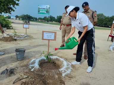 🌱 'एक पेड़ माँ के नाम' के तहत वृक्षारोपण महाअभियान-2026 का शुभारंभ।
#SP_KD @shraddha_pn व ASP द्वारा पुलिस लाइन सहित जनपद के समस्त सर्किल, थानों, चौकियों, शाखाओं व पुलिस कार्यालयों में 11,340 पौधे लगाए जा रहे हैं। हरित प्रदेश-स्वच्छ प्रदेश की ओर एक सशक्त कदम।🌿
#EkPedMaaKeNaam https://t.co/yvEHri5QeG