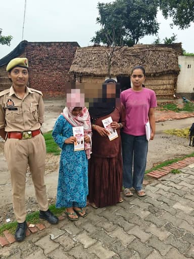 #नारी_सुरक्षा_सम्मान_स्वावलंबनमिशन शक्ति अभियान 5.0 के अन्तर्गत थाना ईसानगर की महिला शक्ति टीम द्वारा जागरूकता अभियान चलाकर महिलाओं को जागरूक कर विभिन्न हेल्पलाइन नम्बरों से अवगत कराया गया।#MissionShakti5 #MissionShaktiUPP #UPPolice
@Igrangelucknow
@wpl1090 https://t.co/cg4W9L7blh