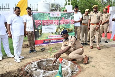 "एक पेड़ मां के नाम" अभियान के अंतर्गत #पुलिस_उपमहानिरीक्षक_चित्रकूट_धाम_बांदा व #पुलिस_अधीक्षक_बांदा द्वारा अधिकारियों/कर्मचारियों के साथ रिजर्व पुलिस लाइन बांदा में वृक्षारोपण कर पर्यावरण संरक्षण का संदेश दिया।
#bandapolice
#UPPolice https://t.co/wrN07bDOI3