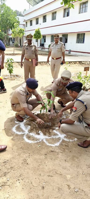 🌴 आज दिनांक 12.07.2026 को वृहद वृक्षारोपण कार्यक्रम के तहत #SPMPI गणेश प्रसाद साहा एवं #अपर_पुलिस_अधीक्षक_नगर द्वारा रिजर्व पुलिस लाइन मैनपुरी में 'वृक्षारोपण महायज्ञ - 2026' महाभियान के अंतर्गत वृक्षारोपण किया गया।
"आओ हम सब मिलकर प्रकृति के सौंदर्य को बढ़ाएं" 🌲 https://t.co/ToQvpdMNJp
