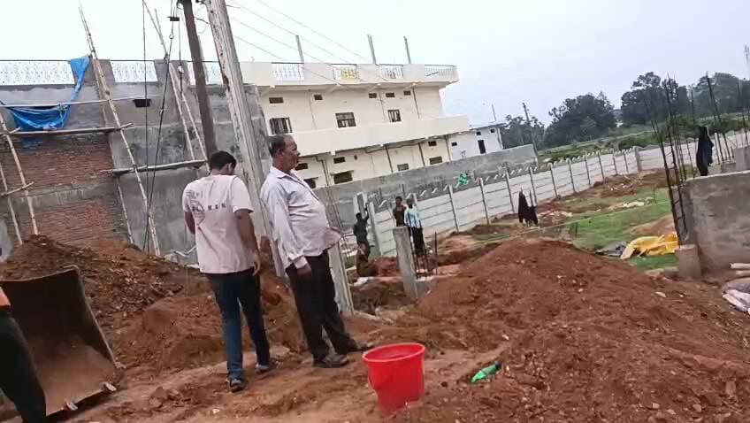 CM rise school ke samne khandan beohari Kapil Gupta dayal medical ke dwara avaidh kabja boundary ka gate chori Karke