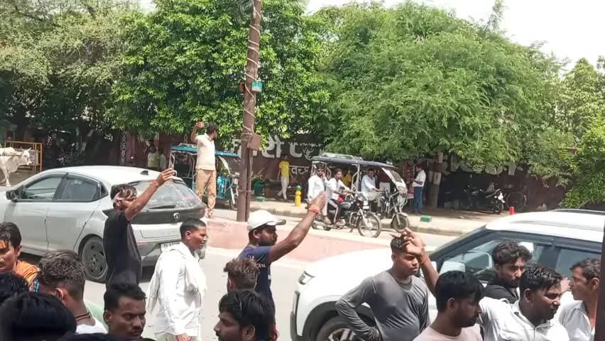 #Tam #Tam #balon #ne #kahin #hadtal #Vrindavan #Rukmani #vihar #ke #men #gate #per #vrindavan