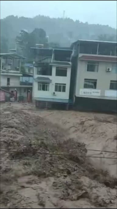🚨 चीन के सिचुआन प्रांत में भीषण पहाड़ी बाढ़ का कहर
📍 लेशान सिटी, सिचुआन, चीन
📅 11 जुलाई 2026
चीन के सिचुआन प्रांत के माबियान क्षेत्र में भारी बारिश के बाद भीषण पहाड़ी बाढ़ (Mountain Flood) आई, जिससे कई इलाकों में अचानक पानी का तेज़ बहाव देखने को मिला।
सोशल मीडिया पर सामने आए वीडियो में बाढ़ का भयावह रूप दिखाई दे रहा है। स्थानीय प्रशासन स्थिति पर नजर बनाए हुए है और राहत एवं बचाव कार्य जारी हैं।
#China #Sichuan #Leshan #Flood #MountainFlood #BreakingNews #WorldNews #NaturalDisaster #ViralVideo #Weather