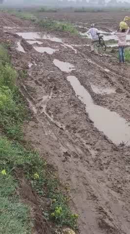 @बड़हरा विधानसभा के अंतर्गत फरहदा शिवपुर से दुरुकटोला तक रोड का स्थित खराब सरकार और विधायक को ध्यान नहीं है इस पर