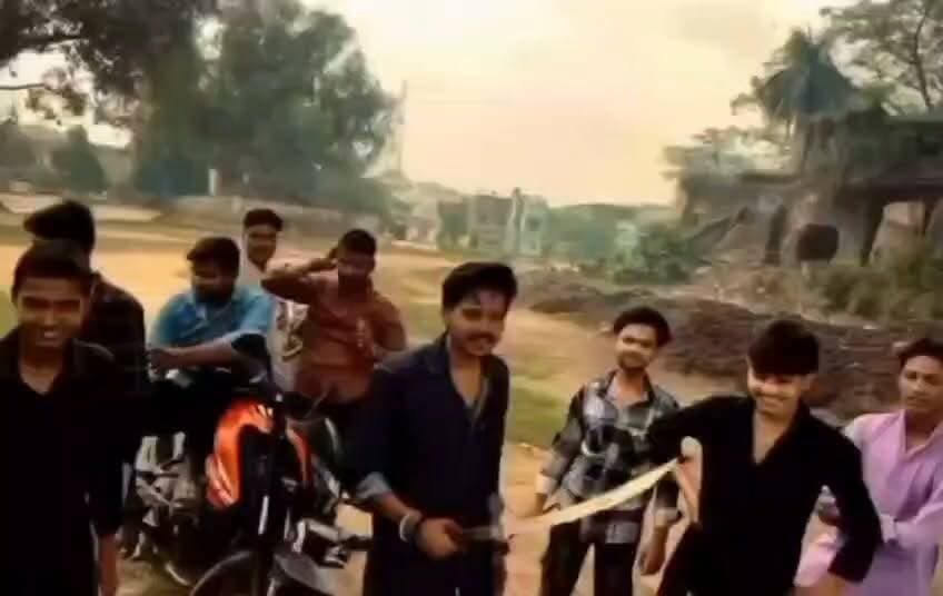 #LakhimpurKheri: तलवार से केक काटकर मनाया जन्मदिन, वीडियो वायरल
-शहर के पुराने एसपी बंगले की खाली पड़ी जमीन पर युवकों ने मनाया जन्म दिन
-जन्मदिन पार्टी का वीडियो सोशल मीडिया पर वायरल
#Birthday #lakhimpur #viralreelschallenge #viralpost #viralchallenge #viralreelsシ