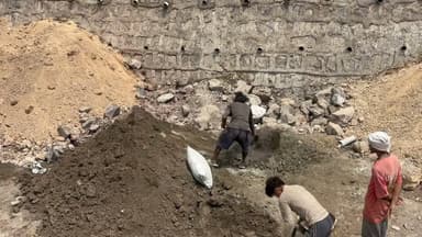 फोरलेन मैं इस्तेमाल हो रहे सीमेंट रेत का डालना क्या इस तरीके से सही है अपनी राय जरूर दे
