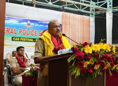 ଆସନ୍ତା ଜୁଲାଇ ୧୬ ତାରିଖରେ ମହାପ୍ରଭୁ ଶ୍ରୀଜଗନ୍ନାଥଙ୍କ ବିଶ୍ଵପ୍ରସିଦ୍ଧ ରଥଯାତ୍ରା ଅନୁଷ୍ଠିତ ହେବାକୁ ଯାଉଛି । ଏହି ରଥଯାତ୍ରାକୁ ତ୍ରୁଟି ଶୂନ୍ୟ, ଶୃଙ୍ଖଳିତ ଏବଂ ସୁପରିଚାଳନା ଭାବେ ସମ୍ପନ୍ନ କରିବା ନିମନ୍ତେ ଆଜି ପୂର୍ବାହ୍ନରେ ପୁରୀସ୍ଥିତ ଟାଉନ୍ହଲ୍ ପରିସରରେ ଡିଜିପି ଶ୍ରୀ ଯୋଗେଶ ବାହାଦୁର ଖୁରାନିଆଙ୍କ ଅଧ୍ୟକ୍ଷତାରେ ଏକ ଉଚ୍ଚସ୍ତରୀୟ ସମୀକ୍ଷା ବୈଠକ ଅନୁଷ୍ଠିତ ହୋଇଥିଲା।
ଏହି ରଥଯାତ୍ରାକୁ ଶୃଙ୍ଖଳିତ ଭାବେ ସମ୍ପନ୍ନ କରିବାକୁ ପୋଲିସ୍ ପ୍ରଶାସନ ସମ୍ପୂର୍ଣ ଭାବେ ସଜାଗ ରହିଛି ବୋଲି ଆରକ୍ଷୀ ମହାନିର୍ଦ୍ଦେଶକ ଶ୍ରୀ ଯୋଗେଶ ବାହାଦୁର ଖୁରାନିଆ ମତବ୍ୟକ୍ତ କରିଛନ୍ତି ।
ଚଳିତ ବର୍ଷ ଲକ୍ଷାଧିକ ଭକ୍ତ ପୁରୀକୁ ଆସିବାର ସମ୍ଭାବନା ରହିଛି । ଏହାକୁ ଦୃଷ୍ଟିରେ ରଖି ସହରର ବିଭିନ୍ନ 8ଟି ସ୍ଥାନରେ ନୂତନ ପାର୍କିଂସ୍ଥଳ ପ୍ରସ୍ତୁତ କରାଯାଇଛି। ଭକ୍ତଙ୍କୁ ଉପଯୁକ୍ତ ସେବା ଓ ସୁରକ୍ଷା ଉପରେ ପ୍ରାଧାନ୍ୟ ଦିଆଯିବ ବୋଲି ଡିଜିପି ଶ୍ରୀ ଖୁରାନିଆ ଗୁରୁତ୍ୱାରୋପ କରିଛନ୍ତି । ଏହାସହ ଭକ୍ତଙ୍କ ପ୍ରତି ସହନଶୀଳ ମନୋଭାବ ପ୍ରଦର୍ଶନ କରିବା ଉପରେ ଡିଜିପି ଗୁରୁତ୍ୱାରୋପ କରିଥିଲେ। ଶୃଙ୍ଖଳିତ ଦର୍ଶନ ଏବଂ ରଥଯାତ୍ରାର ସୁପରିଚାଳନା ନିମନ୍ତେ ବ୍ୟାପକ ବନ୍ଦୋବସ୍ତ କରାଯାଇଛି । ରଥଯାତ୍ରା ଡ୍ୟୁଟିରେ ଅଭିଜ୍ଞତା ସମ୍ପନ୍ନ ପୋଲିସ୍ ଅଧିକାରୀଙ୍କୁ ନିୟୋଜିତ କରାଯାଇଛି । ଅଘଟଣ ମୁକ୍ତ ରଥଟଣା ଏବଂ ରଥଯାତ୍ରା ପରିଚାଳନା ଉପରେ ସର୍ବାଧିକ ଗୁରୁତ୍ଵ ପ୍ରଦାନ କରାଯାଇଛି ବୋଲି ଡିଜିପି କହିଛନ୍ତି । ଉତ୍ତରା ଛକରୁ ଆରମ୍ଭ କରି ପୁରୀ ,ପୁରୀ -କୋଣାର୍କ ରୋଡ ସହିତ ସହରର ବିଭିନ୍ନ ଛକରେ ମଧ୍ୟ କ୍ୟାମେରା ବ୍ୟବସ୍ଥା କରାଯାଇଛି। ଯାହା ଫଳରେ ଭକ୍ତଙ୍କୁ ଟ୍ରାଫିକ ପରିଚାଳନାରେ ସହଯୋଗ ଓ ସୁବିଧା ମିଳିପାରିବ ବୋଲି ଡିଜିପି ଆଶାବ୍ୟକ୍ତ କରିଛନ୍ତି।
ନିର୍ଦ୍ଦେଶକ (ଗୁଇନ୍ଦା) ଶ୍ରୀ ଆର୍. ପି. କୋଚେ ଟ୍ରାଫିକ୍ ନିୟନ୍ତ୍ରଣ, ବିଶିଷ୍ଟ ବ୍ୟକ୍ତିବିଶେଷଙ୍କ ଗମନାଗମନ, ଭିଡ଼ ନିୟନ୍ତ୍ରଣ ଏବଂ କର୍ଡନ ବ୍ୟବସ୍ଥା ଉପରେ ଗୁରୁତ୍ୱାରୋପ କରିଥିଲେ। ଏହା ସହିତ ସୁରକ୍ଷା ବ୍ୟବସ୍ଥାକୁ ଅଧିକ ସୁଦୃଢ଼ ଓ ସମନ୍ୱିତ କରିବା ପାଇଁ କାର୍ଯ୍ୟରତ ସମସ୍ତ ଅଧିକାରୀମାନଙ୍କୁ ନିଜ ନିଜ ମଧ୍ୟରେ ନିରନ୍ତର ଯୋଗାଯୋଗ ରକ୍ଷା କରିବାକୁ ସେ ନିର୍ଦ୍ଦେଶ ଦେଇଥିଲେ।
ଅତିରିକ୍ତ ଆରକ୍ଷୀ ମହାନିର୍ଦ୍ଦେଶକ ( ଆଧୁନିକୀକରଣ) ଶ୍ରୀ ସୌମେନ୍ଦ୍ର ପ୍ରିୟଦର୍ଶୀ ସମସ୍ତ କର୍ମଚାରୀଙ୍କୁ ସେବା ମନୋବୃତ୍ତି ନେଇ କାର୍ଯ୍ୟ ସମ୍ପାଦନ କରିବା ସହ ଭକ୍ତମାନଙ୍କ ପ୍ରତି ସୌହାର୍ଦ୍ୟପୂର୍ଣ୍ଣ, ଭଦ୍ର ବ୍ୟବହାର ପ୍ରଦର୍ଶନ କରିବାକୁ ନିର୍ଦ୍ଦେଶ ଦେଇଛନ୍ତି। କର୍ତ୍ତବ୍ୟର ନିଷ୍ଠାପୂର୍ଣ୍ଣ ସମ୍ପାଦନକୁ ସର୍ବୋଚ୍ଚ ଦାୟିତ୍ୱ ଭାବେ ଗ୍ରହଣ କରିବା ସହ କୌଣସି ପରିସ୍ଥିତିରେ ମଧ୍ୟ ନିଜ ନିର୍ଦ୍ଧାରିତ ଡ୍ୟୁଟି ସ୍ଥଳ (Duty Spot) ଛାଡ଼ି ନଯିବାକୁ ସେ ଗୁରୁତ୍ୱାରୋପ କରିଛ