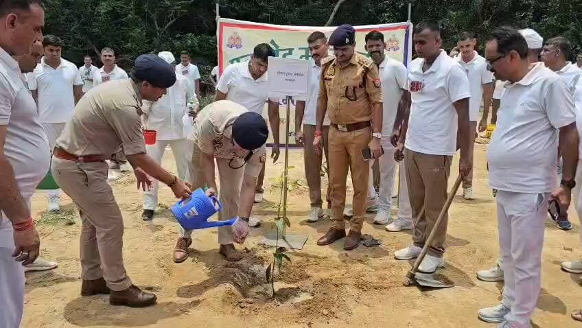 एक पेड़ मां के नाम”- पुलिस अधीक्षक रवि कुमार ने रोपे पौधे,जनपदवासियो से पर्यावरण बचाने की अपील की,एएसपी,सीओ उपस्थित रहे