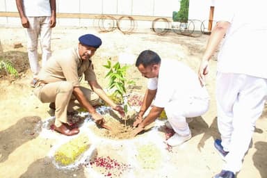 #एक_पेड़_माँ_के_नाम 🌳
पर्यावरण संरक्षण एवं सुरक्षित भविष्य के संकल्प के साथ अपर पुलिस अधीक्षक अजय कुमार व क्षेत्राधिकारी तिर्वा कुलवीर सिंह द्वारा रिजर्व पुलिस लाइन में वृक्षारोपण किया गया । https://t.co/AaKSnX0xfw
