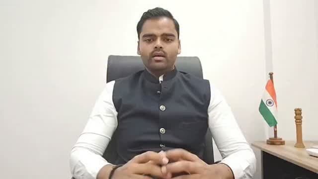 पेपर लीक के विरोध में जंतर-मंतर पहुंचेंगे सांसद पुष्पेंद्र सरोज, आंदोलन को देंगे समर्थन
कौशाम्बी। पेपर लीक के मुद्दे को लेकर समाजवादी पार्टी के सांसद पुष्पेंद्र सरोज रविवार को नई दिल्ली के जंतर-मंतर पहुंचकर धरना-प्रदर्शन में शामिल होंगे। निर्धारित कार्यक्रम के अनुसार वह शाम 4 बजे आंदोलन में अपनी सहभागिता दर्ज कराएंगे।
सांसद पुष्पेंद्र सरोज ने युवाओं, छात्रों और जागरूक नागरिकों से अधिक से अधिक संख्या में आंदोलन से जुड़ने की अपील की है। उन्होंने कहा कि पेपर लीक जैसी घटनाएं युवाओं के भविष्य के साथ खिलवाड़ हैं और इसके खिलाफ आवाज उठाना समय की आवश्यकता है।
उन्होंने कहा कि जंतर-मंतर पर चल रहे धरना-प्रदर्शन में शामिल होकर वह पेपर लीक के खिलाफ चल रहे आंदोलन को समर्थन देंगे तथा निष्पक्ष एवं पारदर्शी भर्ती परीक्षाओं की मांग को मजबूती से उठाएंगे।
#कौशाम्बी #पुष्पेंद्र_सरोज #पेपर_लीक #जंतर_मंतर #सपा दैनिक_जागरण