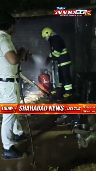 बिहिया नगर के साहेब टोला में शनिवार देर रात गैस सिलेंडर में आग लगने से अफरातफरी मच गई। घटना राजू कुमार के किराए के मकान की है। सूचना मिलते ही फायर ब्रिगेड की टीम मौके पर पहुंची और करीब एक घंटे की कड़ी मशक्कत के बाद आग पर काबू पा लिया। समय रहते कार्रवाई होने से एक बड़ा हादसा टल गया। परिजनों के अनुसार, सिलेंडर से गैस का रिसाव हो रहा था और उसे बंद करने के बाद भी आग लग गई। अग्निक चालक रविराज ने बताया कि देरी होने पर सिलेंडर फट सकता था। अभियान में अग्निकर्मी सौरभ कुमार भी शामिल रहे। सौभाग्य से घटना में कोई हताहत नहीं हुआ।