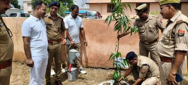 वृक्षारोपण महाअभियान-2026 के अंतर्गत 'एक पेड़ माँ के नाम' थीम पर बुलन्दशहर पुलिस का 11,400 पौधे लगाने का लक्ष्य ।
इसी क्रम में प्रदेश सरकार के "हरित प्रदेश-स्वच्छ प्रदेश" के संकल्प को साकार करने हेतु पुलिस अधीक्षक ग्रामीण श्री अन्तरिक्ष जैन, पुलिस अधीक्षक अपराध श्री नरेश कुमार, क्षेत्राधिकारी नगर श्री प्रखर पाण्डेय, क्षेत्राधिकारी यातायात श्री अनिक कुमार शाही एवं प्रतिसार निरीक्षक श्री अजय कुमार श्रीवास्तव द्वारा पुलिस लाइन बुलन्दशहर परिसर में 'वृक्षारोपण महाअभियान-2026' के अंतर्गत पौधरोपण कर अभियान का शुभारंभ किया गया।
पुलिस लाइन परिसर में 680 पौधों का रोपण किया गया। इस अवसर पर उपस्थित अधिकारियों/कर्मचारियों द्वारा विभिन्न प्रजातियों के छायादार, फलदार तथा पर्यावरण की दृष्टि से उपयोगी पौधों का रोपण किया गया। साथ ही समस्त पुलिस अधिकारियों एवं कर्मचारियों को अधिक से अधिक वृक्षारोपण करने तथा लगाए गए प्रत्येक पौधे के संरक्षण एवं नियमित देखभाल का संकल्प दिलाया गया। 'एक पेड़ माँ के नाम' अभियान के माध्यम से मातृ सम्मान के साथ प्रकृति संरक्षण का संदेश भी दिया गया।
#UPPolice
#BulandshahrPolice