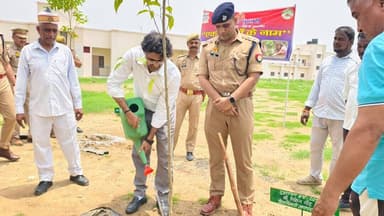 नवीन पुलिस लाइन,अमरोहा में भारत सरकार के #एक_पेड़_माँ_के_नाम अभियान के अंतर्गत वृक्षारोपण कार्यक्रम आयोजित किया गया। मुख्य अतिथि श्री सूर्य प्रकाश पाल, #Sp_अमरोहा श्री लखन सिंह यादव एवं #DM_अमरोहा ने पौधारोपण कर पर्यावरण संरक्षण का संदेश दिया
#AmrohaPolice #GreenIndia https://t.co/3UxSD7fEqO