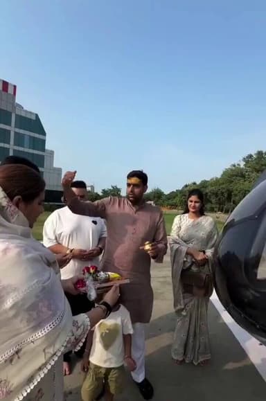 जब आप अरबपति हों और नया हेलीकॉप्टर खरीदें, तो उसके पूजन के लिए उज्जैन से करीब 700 किलोमीटर दूर नोएडा तक पुजारी भी पहुँच जाते हैं।
#Noida #Ujjain #Helicopter #NewHelicopter #Puja #Sanatan #Tradition #Faith #India #Business #Billionaire #LuxuryLifestyle #Viral #TrendingNow https://t.co/WO5sZB3dAm