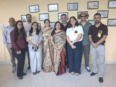 20 साल बाद घर वापसी: हंसी, आंसू और पुरानी यादों से गूंजा एलआर का कैंपस...
_सोलन, 11 जुलाई_
एलआर इंस्टीट्यूट ऑफ मैनेजमेंट में शनिवार को Old Students Reunion 2025 का भव्य आयोजन किया गया, जिसमें _वर्ष 2006 से 2025 तक_ के पूर्व विद्यार्थियों ने उत्साहपूर्वक भाग लिया। *20 साल बाद* अपने मातृ संस्थान लौटे पूर्व विद्यार्थियों की आंखों में खुशी के आंसू और चेहरे पर पुरानी यादों की हंसी साफ देखी गई। सभी ने एक-दूसरे से मुलाकात कर छात्र जीवन की यादों को ताज़ा किया तथा संस्थान के साथ अपने *आत्मीय* संबंधों को पुनः सशक्त बनाया।
कार्यक्रम का आयोजन एलआर ग्रुप ऑफ इंस्टीट्यूट्स की मैनेजिंग डायरेक्टर _श्रीमती शचि सिंह_ के मार्गदर्शन एवं एलआर इंस्टीट्यूट ऑफ मैनेजमेंट की विभागाध्यक्ष _डॉ. श्वेता संधू_ के नेतृत्व में किया गया। कार्यक्रम में कॉलेज प्रबंधन, संकाय सदस्य एवं बड़ी संख्या में पूर्व विद्यार्थी उपस्थित रहे, जिससे पूरे परिसर में उत्साह और अपनत्व का माहौल देखने को मिला।
इस अवसर पर मैनेजिंग डायरेक्टर श्रीमती शचि सिंह ने पूर्व विद्यार्थियों का स्वागत करते हुए उनकी विभिन्न क्षेत्रों में प्राप्त उपलब्धियों की सराहना की। उन्होंने कहा कि संस्थान को अपने पूर्व विद्यार्थियों पर गर्व है तथा उन्हें सदैव अपने मातृ संस्थान से जुड़े रहकर आने वाली पीढ़ियों का मार्गदर्शन करना चाहिए।
विभागाध्यक्ष डॉ. श्वेता संधू ने भी सभी पूर्व विद्यार्थियों का हार्दिक स्वागत किया और वर्षों बाद उन्हें पुनः संस्थान में देखकर प्रसन्नता व्यक्त की। उन्होंने कहा कि पूर्व विद्यार्थियों की सफलता ही संस्थान की सबसे बड़ी उपलब्धि है। उन्होंने सभी से भविष्य में भी संस्थान से जुड़े रहने तथा अपने अनुभवों और मार्गदर्शन से वर्तमान विद्यार्थियों को प्रेरित करने का आग्रह किया।
कार्यक्रम के दौरान पूर्व विद्यार्थियों ने क्लासरूम, कैंटीन और सांस्कृतिक कार्यक्रमों की यादें साझा कीं। कई भावुक पल भी आए जब पुराने दोस्तों से मिलकर सबकी आंखें नम हो गईं। सभी ने संस्थान द्वारा प्रदान की गई गुणवत्तापूर्ण शिक्षा और सहयोग के लिए आभार व्यक्त किया।
कार्यक्रम का समापन समूह छायाचित्र, *आत्मीय* संवाद एवं धन्यवाद ज्ञापन के साथ हुआ। इस अवसर पर सभी पूर्व विद्यार्थी, कॉलेज प्रबंधन एवं संकाय सदस्य अत्यंत प्रसन्न एवं उत्साहित दिखाई दिए। यह Old Students Reunion सभी के लिए जीवनभर याद रखने वाला अनुभव बन गया।
