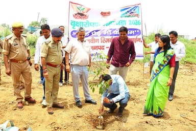 🌳 ~ #वृक्षारोपण_महायज्ञ_2026 ~ 🌳
#एक_पेड़_मां_के_नाम अभियान के अंतर्गत श्री बी.एल. मीणा अपर मुख्य सचिव उ0प्र0 सरकार, श्रीमती कविता मीना डीएम हापुड़ व श्री कुंवर ज्ञानंजय सिंह एसपी हापुड़ द्वारा नवीन पुलिस लाइन हापुड़ में पुलिस अधिकारी/कर्मचारियों के साथ वृक्षारोपण कर आमजनमानस को अधिक से अधिक वृक्षारोपण करने हेतु प्रेरित किया गया।