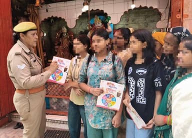 #SP_KSJ के निर्देशन में सभी थाना पुलिस टीम द्वारा मिशन शक्ति फेज-5 के अंतर्गत ग्राम/मोहल्ला एवं सार्वजनिक स्थानों पर जनचौपाल लगाकर महिलाओं/बालिकाओं को सुरक्षा संबंधी हेल्पलाइन नंबरों व कल्याणकारी योजनाओं के बारे में जानकारी देकर जागरूक किया गया। https://t.co/Ry9o56vKj3