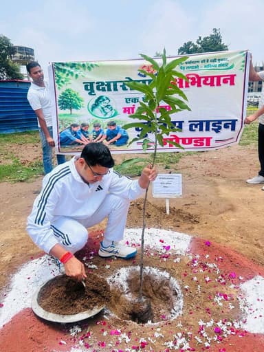 "एक पेड़ माँ के नाम" अभियान के अंतर्गत #SPGonda श्री विनीत जायसवाल द्वारा रिजर्व पुलिस लाइन, गोण्डा में पौधरोपण कर प्रकृति संरक्षण का संदेश दिया गया। https://t.co/d28WwYyE1D
