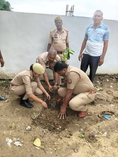 पुलिस अधीक्षक देवरिया के निर्देशन में "एक पेड़ माँ के नाम" अभियान के क्रम में थाना लार पुलिस द्वारा अपने थाना एवं चौकी परिसर में विभिन्न प्रजातियों के छायादार, फलदार एवं औषधीय पौधों का रोपण कर पर्यावरण संरक्षण का संदेश दिया गया। https://t.co/m0q8NQpndv