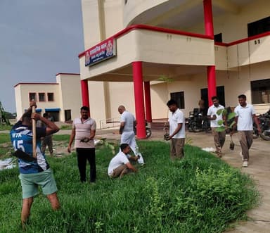 पुलिस अधीक्षक देवरिया के निर्देशन में "एक पेड़ माँ के नाम" अभियान के क्रम में थाना महुआडीह पुलिस द्वारा अपने थाना एवं चौकी परिसर में विभिन्न प्रजातियों के छायादार, फलदार एवं औषधीय पौधों का रोपण कर पर्यावरण संरक्षण का संदेश दिया गया। https://t.co/lAP2ikIeZy