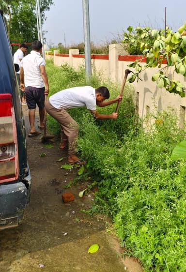 पुलिस अधीक्षक देवरिया के निर्देशन में "एक पेड़ माँ के नाम" अभियान के क्रम में थाना रुद्रपुर पुलिस द्वारा अपने थाना एवं चौकी परिसर में विभिन्न प्रजातियों के छायादार, फलदार एवं औषधीय पौधों का रोपण कर पर्यावरण संरक्षण का संदेश दिया गया। https://t.co/0ETSHrOMPg