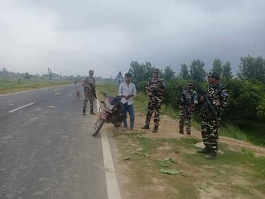 लालबंदी #SSB ने 90 बोतल नेपाली गौरव सोफी शराब और एक TVS मोटरसाइकिल के साथ एक युवक गिरफ्तार। जब्त शराब को सोनबरसा थाना को सुपुर्द कर दिया गया, अग्रीम विधी सम्मत कार्रवाई जारी।।
#न्यू़जबिहारकीआवाज #newsbiharkiaawaj
