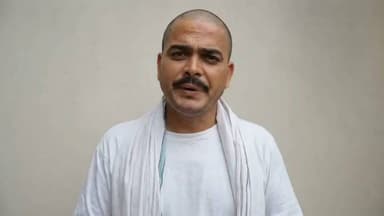 पेड़ लगाना ही नहीं, उन्हें बचाना भी उतना ही ज़रूरी है — ए. एस. नोमानी
जनपद बाँदा में लगभग 60 लाख पौधे लगाने का अभियान निश्चित रूप से एक सराहनीय और स्वागतयोग्य पहल है। इससे हरियाली बढ़ेगी, पर्यावरण संरक्षण को बल मिलेगा और आने वाली पीढ़ियों को स्वच्छ एवं स्वस्थ वातावरण का लाभ मिलेगा।
लेकिन इसके साथ एक महत्वपूर्ण प्रश्न भी जुड़ा है—
पौधे तो लगा दिए जाएंगे, उनकी देखभाल कौन करेगा?
उनकी सुरक्षा और संरक्षण की जिम्मेदारी किसकी होगी?
यदि समय पर पौधों को पानी, सुरक्षा और नियमित रखरखाव नहीं मिला, तो उनमें से कितने पौधे वास्तव में जीवित रह पाएंगे?
सिर्फ पौधारोपण के आँकड़े बढ़ाना ही पर्याप्त नहीं है। अभियान की वास्तविक सफलता तब होगी, जब लगाए गए पौधे विकसित होकर घने और मजबूत वृक्ष बनें।
इसलिए आवश्यक है कि प्रत्येक पौधे की देखभाल के लिए स्पष्ट जिम्मेदारी तय की जाए, नियमित निगरानी की व्यवस्था हो तथा ग्राम पंचायतों, विद्यालयों, स्वयंसेवी संस्थाओं और आम नागरिकों की सक्रिय भागीदारी सुनिश्चित की जाए।
पेड़ लगाना एक अच्छी शुरुआत है, लेकिन उन्हें जीवित रखना ही सच्ची पर्यावरण सेवा और प्रकृति के प्रति वास्तविक जिम्मेदारी है।
#BundelkhandInsafSena
#SaveTrees
#PlantationDrive
#BandaUP