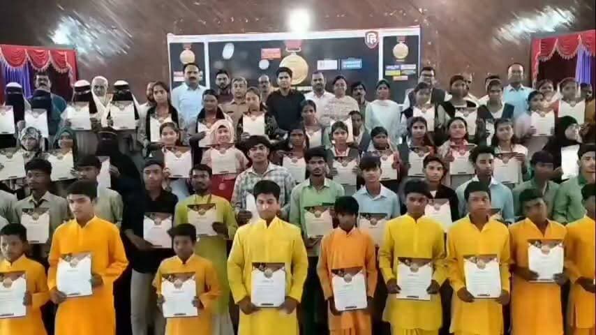 🎥 लोहरदगा में 400+ मेधावी छात्र-छात्राओं का हुआ सम्मान | हिंदुस्तान प्रतिभा सम्मान समारोह 2026
नगर भवन, लोहरदगा में आयोजित हिंदुस्तान प्रतिभा सम्मान समारोह 2026 सफलतापूर्वक संपन्न हुआ। समारोह में मैट्रिक एवं इंटर के 400 से अधिक मेधावी छात्र-छात्राओं को सम्मानित किया गया। साथ ही राज्य स्तर पर उत्कृष्ट प्रदर्शन करने वाले विद्यार्थियों को भी विशेष सम्मान प्रदान किया गया।
कार्यक्रम में उपायुक्त संदीप कुमार मीणा, पुलिस अधीक्षक सादिक अनवर रिजवी, जिला शिक्षा पदाधिकारी सहित कई प्रशासनिक अधिकारी, शिक्षाविद, विद्यालयों एवं महाविद्यालयों के प्राचार्य, शिक्षक, अभिभावक और बड़ी संख्या में छात्र-छात्राएं मौजूद रहे।
हिंदुस्तान के ब्यूरो हेड दीपक मुखर्जी ने बताया कि इस सम्मान समारोह का उद्देश्य मेधावी विद्यार्थियों को प्रोत्साहित करना और उन्हें भविष्य में बेहतर प्रदर्शन के लिए प्रेरित करना है।
📹 देखिए समारोह की पूरी झलक इस वीडियो में।
#लोहरदगा #हिंदुस्तान_प्रतिभा_सम्मान #TalentHonour2026 #MeritoriousStudents #Education #Jharkhand #Lohardaga #JAC #CBSE #ICSE #StudentAchievement #IHQPUBLICINDIA