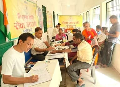 जिला सेवा भारती लोहरदगा द्वारा चुन्नीलाल स्कूल परिसर में प्रत्येक रविवार की तरह इस सप्ताह भी 213 वें निःशुल्क स्वास्थ्य एवं चिकित्सा शिविर का आयोजन किया गया। शिविर का शुभारंभ सुबह 7:30 बजे जिला अध्यक्ष दीपक सर्राफ, वरिष्ठ चिकित्सक डॉ. कुमुद अग्रवाल, उपाध्यक्ष अवधेश मित्तल, समाजसेवी मिथुन तमेड़ा ने भारत माता के चित्र पर दीप प्रज्ज्वलित एवं पुष्प अर्पित कर वंदे मातरम् और भारत माता के जयघोष के साथ किया।