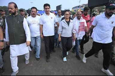 रांची के मोरहाबादी मैदान में "छात्रों की गूंज" अभियान के तहत आयोजित युवा कांग्रेस मैराथन में लोहरदगा सांसद सुखदेव भगत शामिल हुए। इस दौरान उन्होंने कहा कि शिक्षा व्यवस्था और स्वायत्त संस्थानों को राजनीतिक दखल से मुक्त किए बिना पेपर लीक, अनियमितता और भ्रष्टाचार पर रोक संभव नहीं है। उन्होंने युवाओं से शिक्षा और रोजगार के मुद्दों पर एकजुट होकर आवाज़ उठाने का आह्वान किया।
#ChhatronKiGoonj #SukhdevBhagat #Lohardaga #Jharkhand #YouthCongress #RahulGandhi #Education #PaperLeak #Students #Congress #Ranchi #IHQPublicIndia