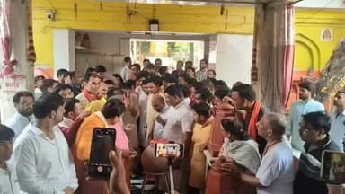 दतिया विधानसभा उपचुनाव के भाजपा प्रत्याशी आशुतोष तिवारी दतिया पहुचें सबसे पहले मां पीतांबरा मंदिर पहुचकर की पूजा अर्चना इस दौरान उनके साथ सैकड़ो भाजपा कार्यकर्ता मौजूद थे।