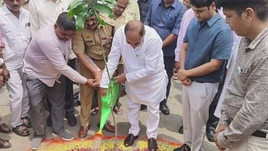 मऊ पहुंचे कैबिनेट मंत्री दारा सिंह चौहान ने एक पेड़ मां के नाम वृक्षारोपण महाअभियान का किया शुभारंभ
#MauNews #MAU #DarasinghChauhan