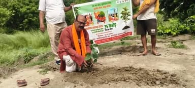 -रतनपुरा,, जिला पंचायत पूर्व अध्यक्ष व किसान नेता राकेश सिंह ने मां आशापुर्णा देवी जी मंदिर खालिसपुर में एक पेड़- मांके नाम पर पौधारोपण किया और लगाये गये पौधों को जल से सिंचाई भी किया। इन्होंने कहा कि माता के नाम पर केवल एक पेड़ लगाना अभियान हीनहीं है बल्कि प्रकृति -पर्यावरण और मातृ शक्ति की प्रति हमारी श्रद्धा, सम्मान और जिम्मेदारी का प्रतीक है।इस ग्राम पंचायत में लगभग 700 वृक्ष लगाए गए। इस अवसर पर ग्राम प्रधान प्रतिनिधि पिंटूराजभर व ग्राम विकास अधिकारी राहुल सिंह,विनय तिवारी सहित गांव की सैकड़ो लोग उपस्थित रहे ।