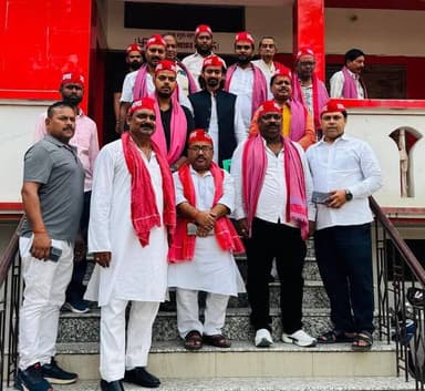 समाजवादी व्यापार सभा आज़मगढ़ मंडल की बैठक संपन्न, व्यापारी स्वाभिमान मंडलीय सम्मेलन की तैयारियों पर हुई विस्तृत चर्चा
मऊ। जनपद मऊ स्थित एक निजी मैरेज हॉल में समाजवादी व्यापार सभा, आज़मगढ़ मंडल की महत्वपूर्ण बैठक संपन्न हुई। बैठक का संचालन मऊ जिला महासचिव अंकित मद्धेशिया व अध्यक्षता हरिनारायण वर्मा ने किया।
बैठक में आगामी व्यापारी स्वाभिमान मंडलीय सम्मेलन के सफल आयोजन को लेकर विस्तृत विचार-विमर्श किया गया। संगठन के विस्तार, व्यापारियों की समस्याओं एवं उनके अधिकारों की रक्षा के लिए भविष्य की रणनीति पर भी चर्चा हुई। साथ ही मंडल के सभी पदाधिकारियों ने एक-दूसरे का परिचय प्राप्त कर संगठन को और अधिक मजबूत एवं सक्रिय बनाने का संकल्प लिया।
बैठक को संबोधित करते हुए प्रदेश सचिव अभिषेक मद्धेशिया ने कहा कि समाजवादी व्यापार सभा व्यापारियों के सम्मान, सुरक्षा और अधिकारों के लिए निरंतर संघर्षरत है। आगामी व्यापारी स्वाभिमान मंडलीय सम्मेलन व्यापारियों की आवाज को और अधिक मजबूती प्रदान करेगा तथा संगठन को नई दिशा देगा। सभी पदाधिकारियों को पूरी निष्ठा और सक्रियता के साथ सम्मेलन को सफल बनाने के लिए कार्य करना चाहिए।
प्रदेश सचिव राजेश गुप्ता ने कहा कि व्यापारियों की समस्याओं के समाधान के लिए संगठन की एकजुटता आवश्यक है। मंडलीय सम्मेलन व्यापारियों को एक मजबूत मंच प्रदान करेगा।
प्रदेश सदस्य बनारसी वर्मा ने संगठन की मजबूती पर बल देते हुए कहा कि संगठन जितना मजबूत होगा, व्यापारियों की आवाज उतनी ही प्रभावी ढंग से शासन-प्रशासन तक पहुंचेगी।
जिलाध्यक्ष मऊ शिवम सोनी ने सभी अतिथियों का स्वागत करते हुए कहा कि मऊ जनपद संगठनात्मक गतिविधियों को निरंतर आगे बढ़ाने के लिए प्रतिबद्ध है और आगामी सम्मेलन को ऐतिहासिक बनाने में कोई कमी नहीं छोड़ी जाएगी।
आज़मगढ़ जिलाध्यक्ष रजत सेठ एवं बलिया जिलाध्यक्ष उमेश चन्द्र वर्मा ने भी अपने विचार व्यक्त करते हुए सम्मेलन को सफल बनाने के लिए सभी पदाधिकारियों से एकजुट होकर कार्य करने का आह्वान किया।
बैठक के अंत में आगामी कार्यक्रमों की रूपरेखा तय की गई तथा सभी पदाधिकारियों ने संगठन को और अधिक सशक्त बनाने का संकल्प लिया इस बैठक में पवन सोनी,लाल बाबू सोनकर, प्रशान्त, आंनद वर्मा,राजेश सोनी,बबलू श्रीवास्तव, सचदेव वर्मा, विनोद ,शिवकुमार सोनी ,प्रवीण ,विवेकानंद जी मौजूद रहे ।