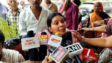 #अलीगढ़ में न्याय की मांग पर बवाल: पूर्व मेयर शकुंतला भारती के नेतृत्व में सासनी गेट थाने का घेराव, हंगामे के बाद दुष्कर्म, जबरन गर्भपात और मारपीट के आरोपों में पति, ससुर समेत अन्य के खिलाफ मुकदमा दर्ज।अलीगढ़। सासनी गेट थाना परिसर में उस समय हंगामा मच गया, जब भाजपा की पूर्व मेयर शकुंतला भारती के नेतृत्व में कार्यकर्ताओं ने पीड़ित महिला को न्याय दिलाने की मांग को लेकर थाने का घेराव किया। पीड़िता ने आरोप लगाया कि कानपुर में उसके पति, ससुर समेत अन्य लोगों ने नशीली गोलियां खिलाकर उसके साथ सामूहिक दुष्कर्म किया, मारपीट की और जबरन कई बार गर्भपात कराया। आरोप है कि उसे घर से निकाल दिया गया, जिसके बाद वह आत्महत्या के इरादे से मथुरा तक पहुंच गई। कानपुर में कार्रवाई न होने से नाराज परिजनों के विरोध के बाद सासनी गेट पुलिस ने पीड़िता की तहरीर पर पति, ससुर सहित अन्य आरोपियों के खिलाफ मुकदमा दर्ज कर जांच शुरू कर दी है।
#AligarhNews #aligarhdailynews #UPNews #BreakingNews #facebookviral