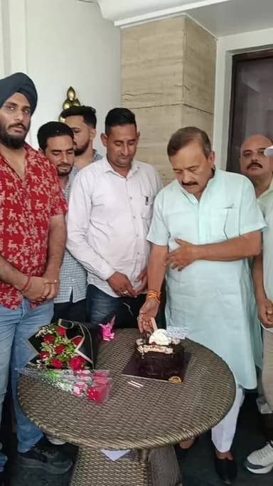 पूर्व विधायक पांवटा साहिब किरणेश जंग ने अपने घर पर मनाया जन्म दिन। उनको जन्म दिन की शुभकामनाएं देने पहुंचे कार्यकर्ता।
इस मौके पर उन्होंने कहा कि जन्मदिन के अवसर पर क्षेत्र के विभिन्न स्थानों से आकर मुझे जन्मदिन की शुभकामनाएँ एवं आशीर्वाद देने वाले आप सभी आत्मीयजनों का हृदय से धन्यवाद एवं आभार।
आपका विश्वास, स्नेह और अपनापन ही मेरी सबसे बड़ी शक्ति है। आपके इस प्रेम और आशीर्वाद को अपनी ऊर्जा बनाकर मैं पूरी निष्ठा, समर्पण और ईमानदारी के साथ जनसेवा एवं क्षेत्र के विकास के लिए निरंतर कार्य करता रहूँगा।
#PaontaSahib