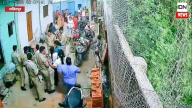 📹 कैमरे में कैद बवाल! पुलिस के सामने दो पक्षों में जमकर पथराव, VIDEO ने मचाई सनसनी
#BreakingNews #Lalitpur #ललितपुर #UPPolice #StonePelting #ViralVideo #SadarKotwali #नईबस्ती #CrimeNews #Bundelkhand #HindiNews #IndiaDabangNews #IDNNews #NewsUpdate #TrendingNews #GroundReport